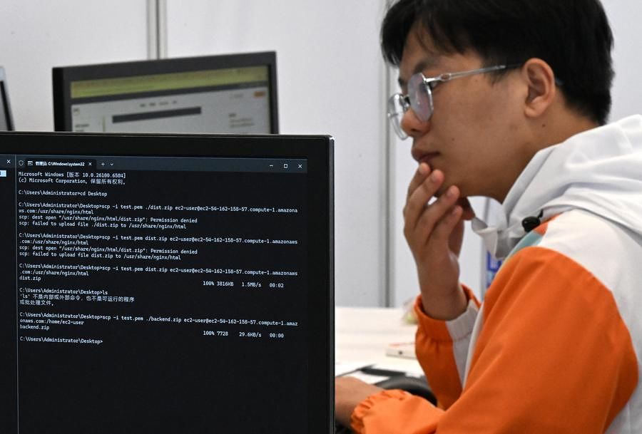 지난해 9월 21일 허난(河南)성 정저우(鄭州)에서 열린 '제3회 전국기능대회'에서 클라우드 컴퓨팅 종목에 출전한 참가자. 신화통신