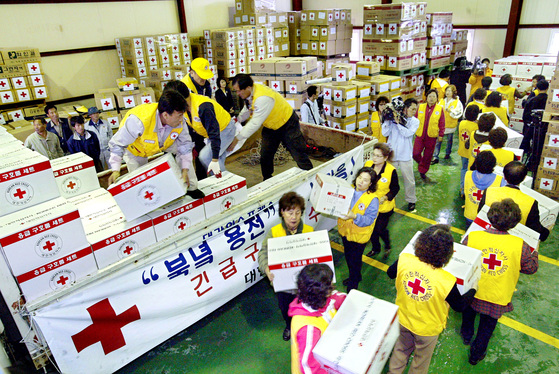 대한적십자사 자원봉사자들이 북한 용천에 보낼 구호품을 준비하고 있다. [중앙포토]