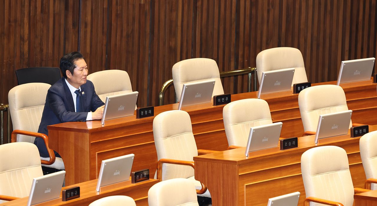 10일 경제분야 대정부질문이 진행된 국회 본회의장에서 정청래 더불어민주당 대표가 생각에 잠겨 있다. 민주당은 이날 오전 의원총회에서 지난달 22일 정 대표가 조국혁신당에 제안한 ‘지방선거 전 합당 추진’은 어렵다는 데 공감대가 형성됐다고 박수현 수석대변인이 브리핑에서 전했다. [뉴시스]