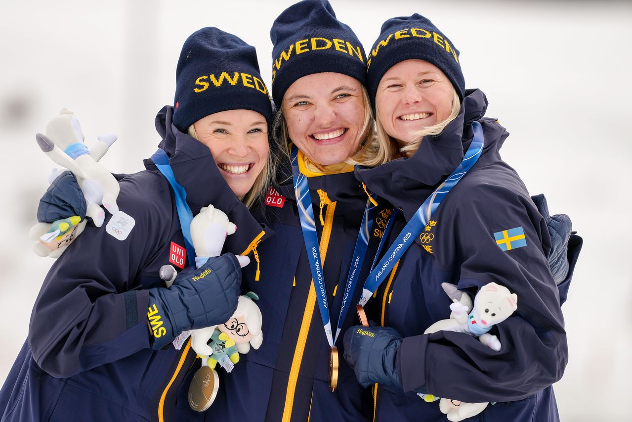 2026 밀라노 코르티나 동계올림픽 크로스컨트리 스키 여자 스프린트 클래식이 열린 10일(현지시간) 금메달을 딴 린 스반(가운데)과 은메달 조나 순들링(왼쪽), 동메달 마야 달크비스트(오른쪽) 등 스웨덴 선수들이 시상식 후 포즈를 취하고 있다. AP=연합뉴스