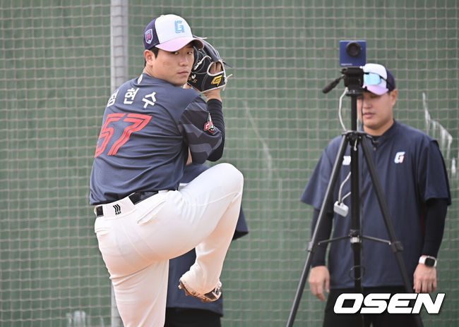 [OSEN=타이난(대만) , 이석우 기자] 프로야구 롯데 자이언츠가 2일(한국시간) 대만 타이난 아시아-태평양 국제야구센터에 스프링캠프를 차리고 구슬땀을 흘린다. 김태형 감독 등코치진과 투수20명,포수5명,내야수9명,외야수7명 등 총41명의 선수단이 1월 20일까지 1차 캠프에서 체력 강화와 기술 훈련을 치른 뒤 21일부터 3월 5일까지 일본 미야자키로 옮겨 2차 캠프에서 구춘리그에 참가해 실전 감각을 점검한다. 롯데 정현수가 불펜 투구를 하고 있다. 2026.02.02 / foto0307@osen.co.kr