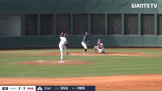 롯데 투수 이영재가 9일 대만 타이난 아시아-태평양 국제야구센터에 열린 청백전에서 장두성을 루킹 삼진으로 아웃을 잡고 있다. / 롯데 자이언츠 유튜브