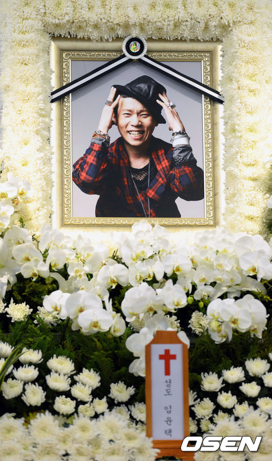 [OSEN 사진팀] 울랄라세션의 리더 임윤택이 11일 오후 8시 42분 서울 신촌 세브란스 병원에서 위암 투병 중 사망했다. 故 임윤택의 빈소에서 조문객들의 조문이 이어지고 있다.임윤택은 그룹 울랄라세션 멤버로서 2011년 엠넷 오디션 프로그램 ‘슈퍼스타K3’에서 우승을 차지했다. 그는 ‘슈퍼스타K3’ 방영 당시 위암 4기 투병 중이라는 사실이 알려지며 팬들의 안타까움을 샀다.임윤택은 지난 해 8월 세 살 연하의 헤어디자니어 이혜림 씨와 결혼을 한 후 그해 10월 딸 리단 양을 얻었다. 고인의 빈소는 서울 서대문구 신촌동 세브란스 병원 장례식장에 마련됐으며, 고인의 발인은 오는 14일에 진행되며 일산 청아공원에 안치할 예정이다. /사진공동취재단