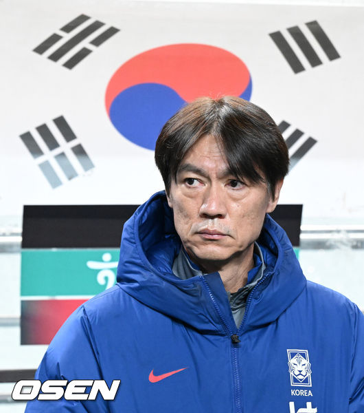 [OSEN=서울월드컵경기장, 이대선 기자] 홍명보 감독이 이끄는 대한민국 축구대표팀이 18일 오후 서울월드컵경기장에서 아프리카 강호 가나와 평가전을 가졌다.홍명보호의 2025년의 끝을 장식할 경기다. 내달 2026 국제축구연맹(FIFA) 북중미 월드컵 조 추첨을 앞두고 열리는 마지막 평가전이기도 하다. 현재 한국은 가나전 결과와 상관없이 사실상 월드컵 포트 2가 확정된 상태다. 아프리카 예선을 뚫고 북중미행에 성공한가나는 FIFA 랭킹 73위다.22위 한국보다는 51계단낮다. 하지만 통산 전적에서 4승 3패로 한국보다 우위다.경기에 앞서 대한민국 홍명보 감독이 그라운드를 바라보고 있다. 2025.11.18 /sunday@osen.co.kr