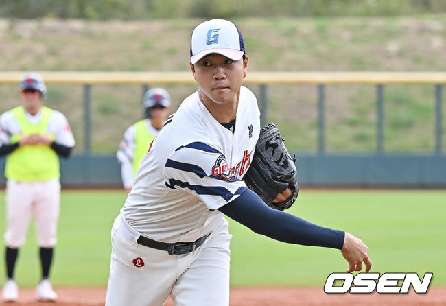[OSEN=타이난(대만) , 이석우 기자] 프로야구 롯데 자이언츠가 1일(한국시간) 대만 타이난 아시아-태평양 국제야구센터에서 스프링캠프 훈련을 하고 있다. 롯데 윤성빈이 수비 훈련을 하고 있다. 2026.02.01 / foto0307@osen.co.kr