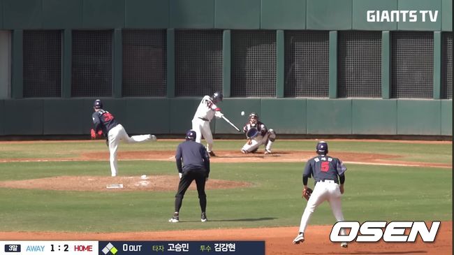 롯데 고승민이 3회말 김강현을 공략해 좌중간 펜스를 원바운드로 맞히는 1타점 2루타를 때렸다. / 롯데 자이언츠 구단 유튜브