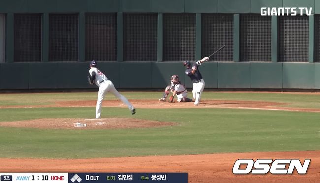 롯데 투수 윤성빈이 5회초 김민성을 낙차 큰 변화구로 헛스윙 삼진을 잡고 있다. / 롯데 자이언츠 구단 유튜브