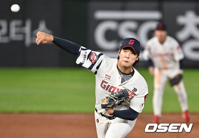 [OSEN=부산, 이석우 기자] 9일 부산 사직야구장에서 2025 신한 SOL 뱅크 KBO 리그 롯데 자이언츠와 한화 이글스의 경기가 열렸다. 홈팀 롯데는 박세웅이, 방문팀 한화는 와이스가 선발 출전했다.롯데 자이언츠 이민석이 역투하고 있다. 2025.09.09 / foto0307@osen.co.kr