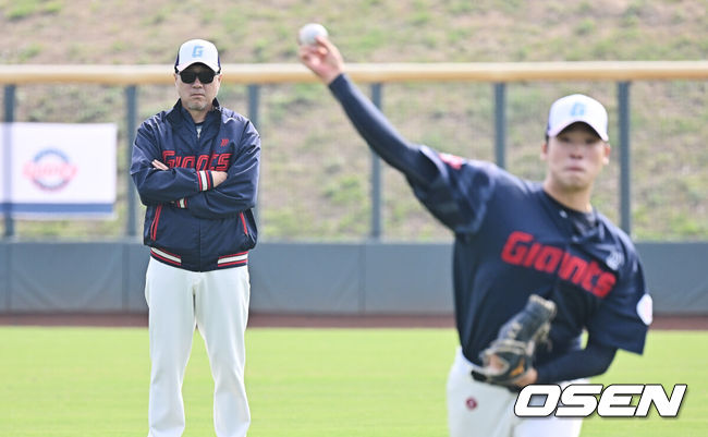 [OSEN=타이난(대만) , 이석우 기자] 프로야구 롯데 자이언츠가 2일(한국시간) 대만 타이난 아시아-태평양 국제야구센터에 스프링캠프를 차리고 구슬땀을 흘렸다.김태형 감독 등코치진과 투수20명,포수5명,내야수9명,외야수7명 등 총41명의 선수단이 1월 20일까지 1차 캠프에서 체력 강화와 기술 훈련을 치른 뒤 21일부터 3월 5일까지 일본 미야자키로 옮겨 2차 캠프에서 구춘리그에 참가해 실전 감각을 점검한다.롯데 김상진 코치가 이민석의 투구를 지켜보고 있다. 2026.02.02 / foto0307@osen.co.kr