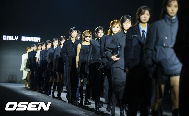 [OSEN=박준형 기자] 5일 서울 동대문디자인플라자(DDP)에서 '2026F/W서울패션위크' 데일리미러 패션쇼가 진행됐다.2026F/W서울패션위크는 오는 8일까지DDP를 중심으로 패션쇼(15개 브랜드), 트레이드쇼(92개 브랜드), 서울패션포럼, 시민참여 프로그램 등으로 꾸며진다.최준희가 모델들과 함께 캣워크를 걷고 있다.   2026.02.05 / soul1014@osen.co.kr