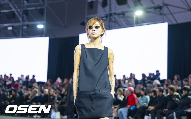 [OSEN=박준형 기자] 5일 서울 동대문디자인플라자(DDP)에서 '2026F/W서울패션위크' 데일리미러 패션쇼가 진행됐다.2026F/W서울패션위크는 오는 8일까지DDP를 중심으로 패션쇼(15개 브랜드), 트레이드쇼(92개 브랜드), 서울패션포럼, 시민참여 프로그램 등으로 꾸며진다.최준희가 런웨이를 걷고 있다.   2026.02.05 / soul1014@osen.co.kr