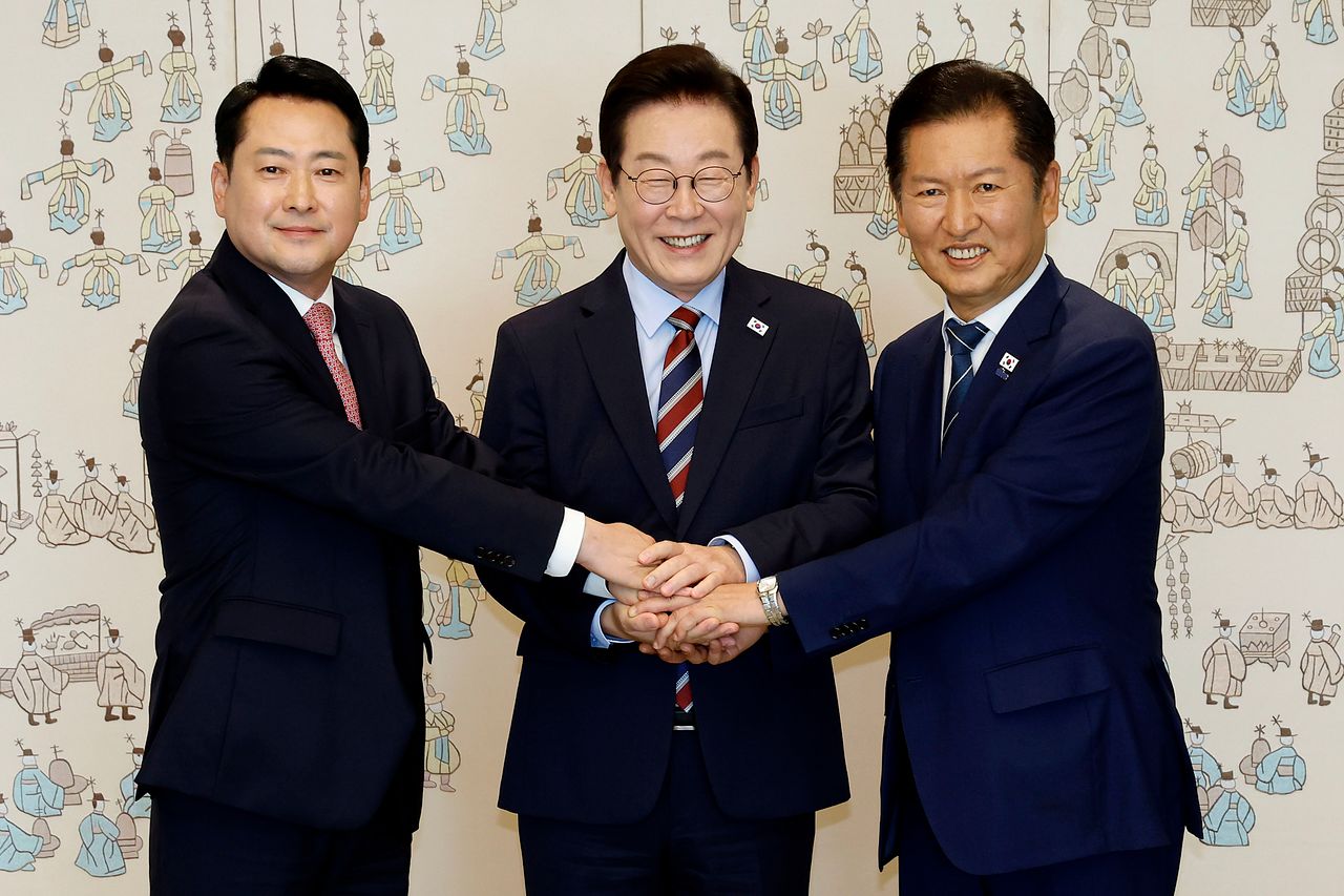 이재명(가운데) 대통령과 정청래(오른쪽) 더불어민주당 대표, 장동혁 국민의힘 대표. 대통령실통신사진기자단