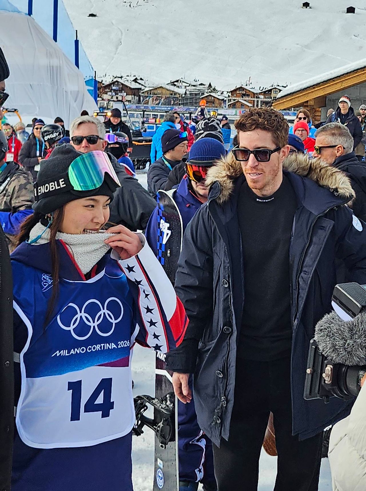 클로이 김(왼쪽)이 11일(현지시간) 이탈리아 리비뇨 스노파크에서 열린 2026 밀라노·코르티나담페초 동계올림픽 스노보드 하프파이프 여자 예선을 1위로 마친 뒤 숀 화이트와 이야기를 나누고 있다. 고봉준 기자