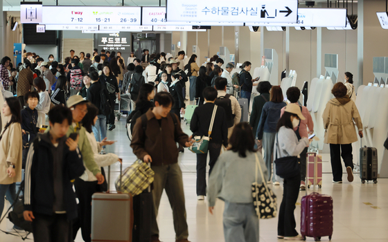 서울 강서구 김포공항 국내선 청사가 연휴를 즐기려는 사람들로 붐비고 있는 모습. 연합뉴스