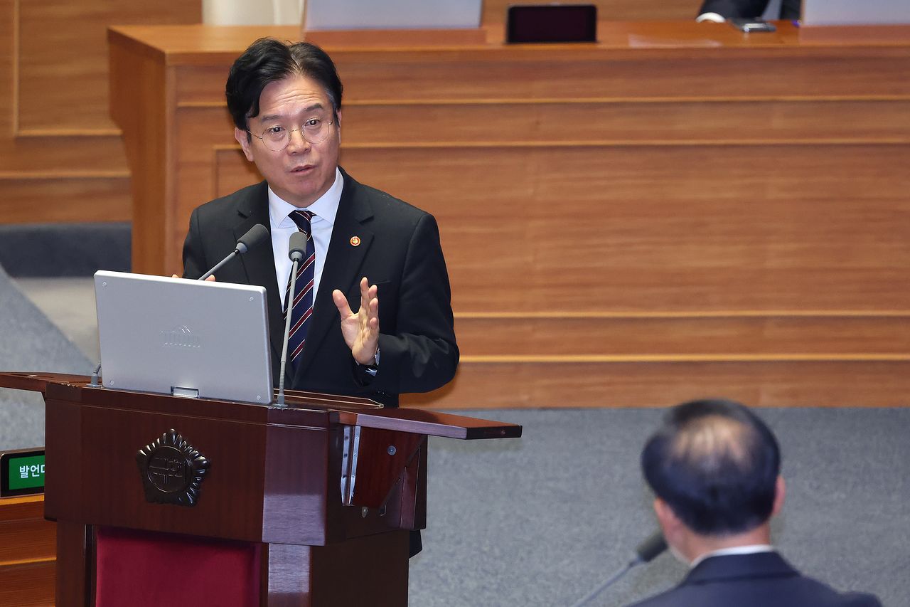 김영훈 고용노동부 장관이 11일 서울 여의도 국회에서 열린 제432회국회(임시회) 제6차 본회의에서 윤재옥 국민의힘 의원의 교육·사회·문화에 관한 질문에 답변하고 있다. 뉴스1