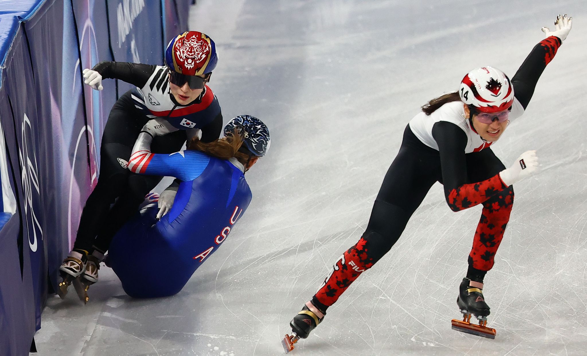 10일(현지시간) 이탈리아 밀라노 아이스스케이팅 아레나에서 열린 쇼트트랙 혼성 2000m 계주 준결승에서 대표팀 김길리와 미국 선수가 부딪히고 있다. 김종호 기자 20260210