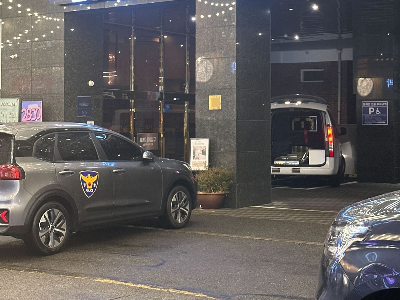 서울 강북구 한 숙박업소에서 남성이 숨진 채 발견되는 사건이 발생해 지난 10일 경찰이 출동한 모습. 사진 독자