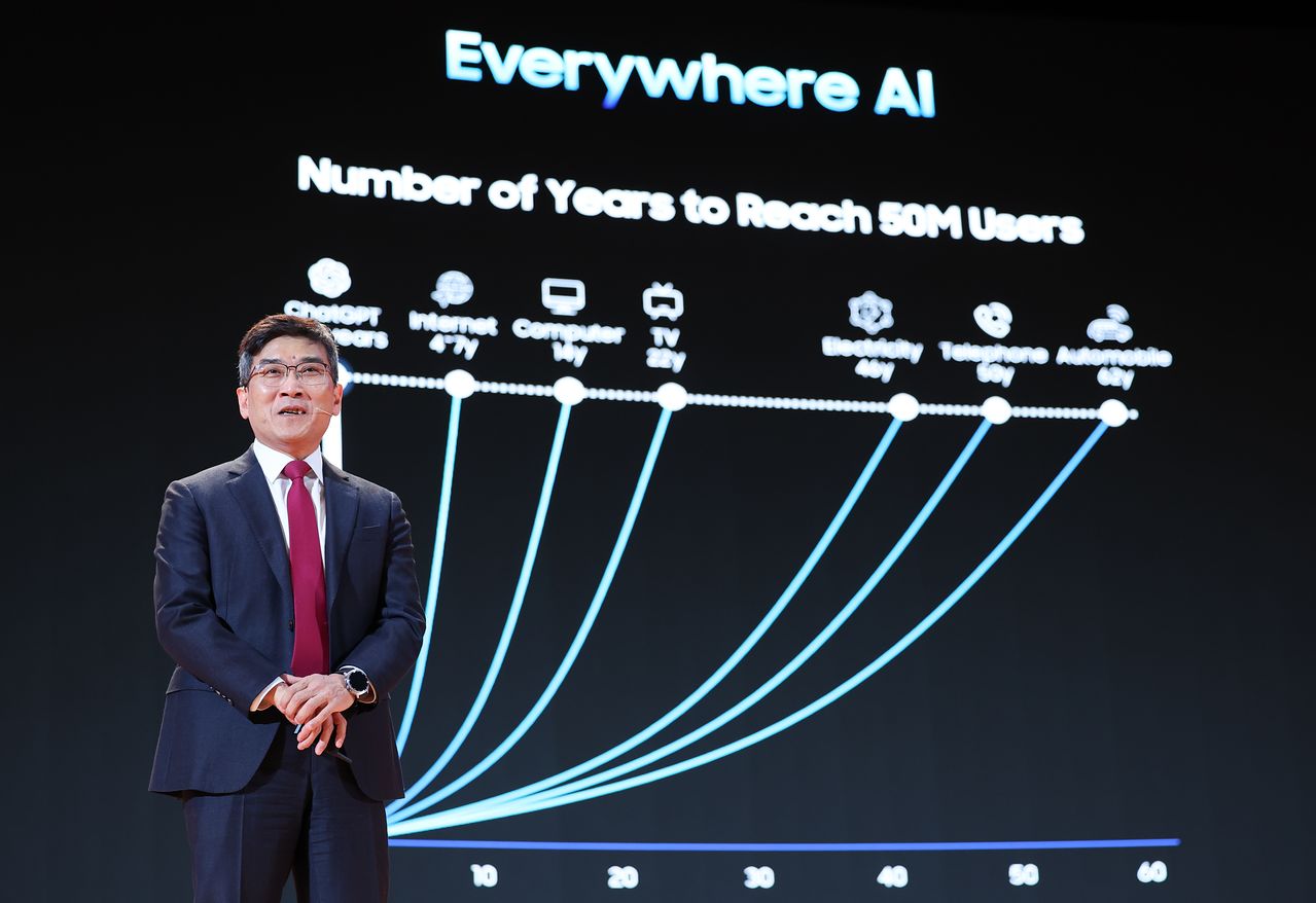 송재혁 삼성전자 디바이스솔루션(DS) 부문 최고기술책임자(CTO) 사장이 11일 서울 강남구 코엑스에서 열린 세미콘 코리아 2026에서 기조연설을 하고 있다. 뉴스1