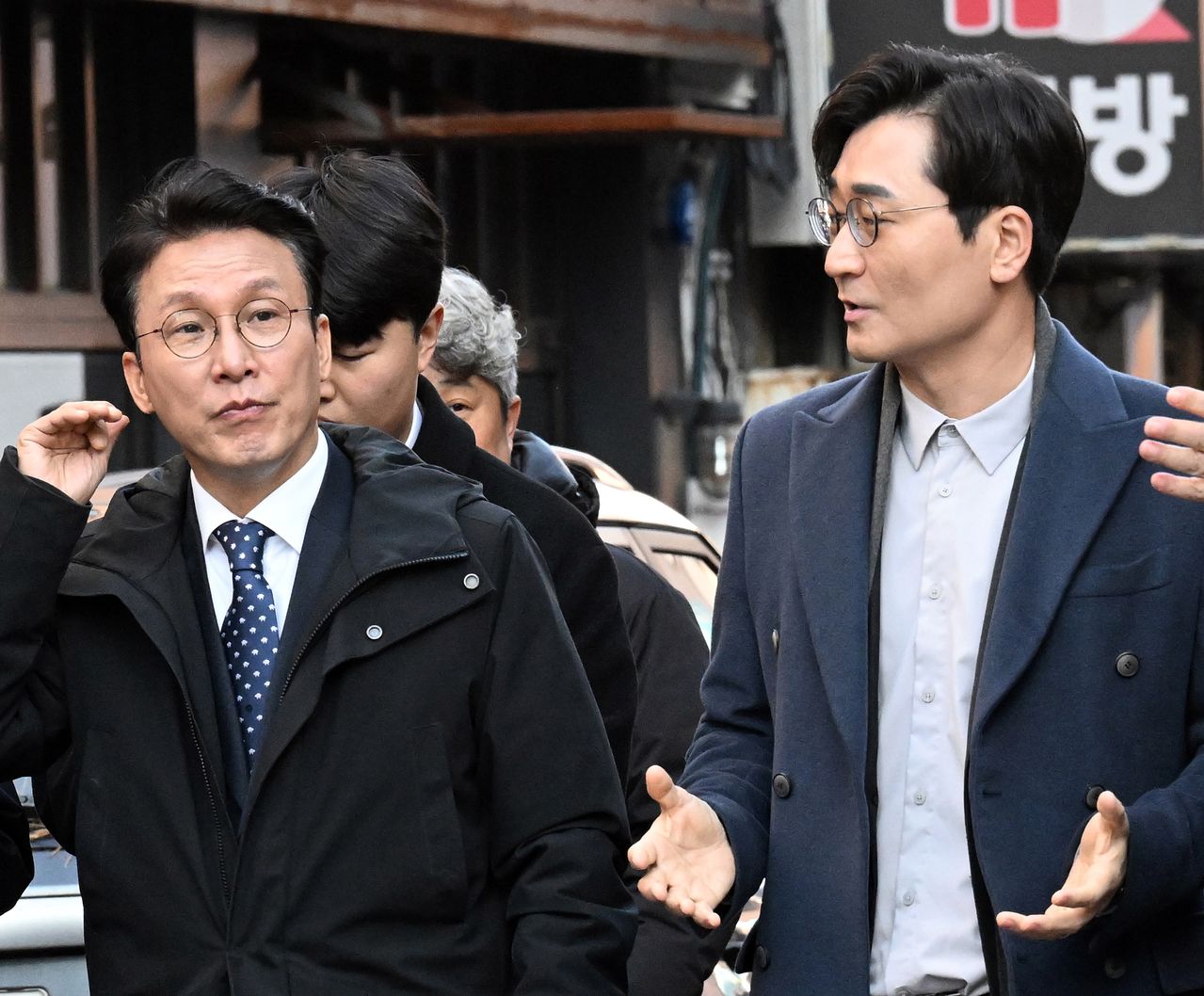 지난해 11월 28일 대전을 방문한 김민석 국무총리가 장철민 의원(가운데)과 대화를 나누고 있다.뉴스1