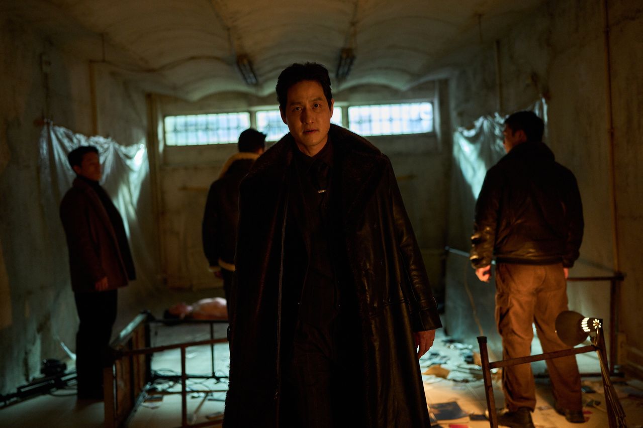 영화 '휴민트' 스틸컷. 블라디보스토크의 비밀스러운 조직적 범죄의 배후에 있는 북한 총영사(박해준)가 취조실에서 걸어 나오고 있다. [사진 NEW]