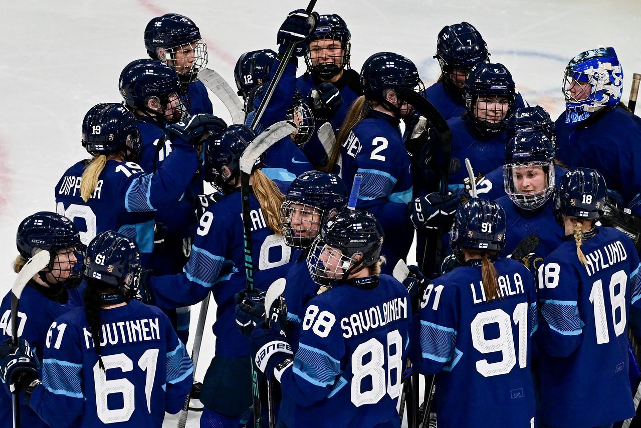 2026 밀라노 코르티나 동계올림픽 여자 아이스하키 예선 A조 핀란드-스위스전이 열린 10일 핀란드 선수들이 3-1 승리 후 기뻐하고 있다. AFP=연합뉴스