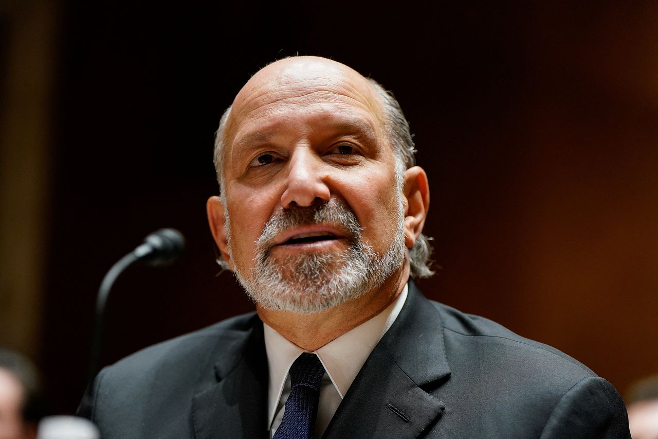 하워드 러트닉 미 상무장관이 10일(현지시간) 미 상원에서 열린 청문회에서 엡스타인 관련 의혹에 대해 직접 언급하고 있다. 러트닉 장관은 전세계를 향한 무차별적 관세정책을 주도한 인물로, 엡스타인 연루 의혹으로 사퇴 압박에 직면한 상태다. 로이터=연합뉴스