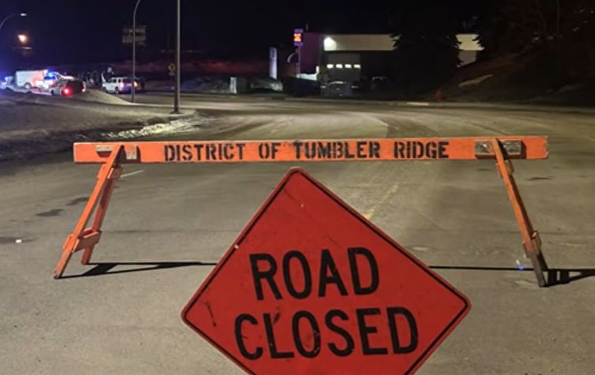 10일(현지시간) 캐나다 서부 브리티시컬럼비아주의 소도시 텀블러 리지에서 최소 10명이 숨지고 수십 명이 다친 총격 사건이 발생해 경찰 당국이 현장을 통제하고 있다. 사진 CBC 뉴스 유튜브 캡처