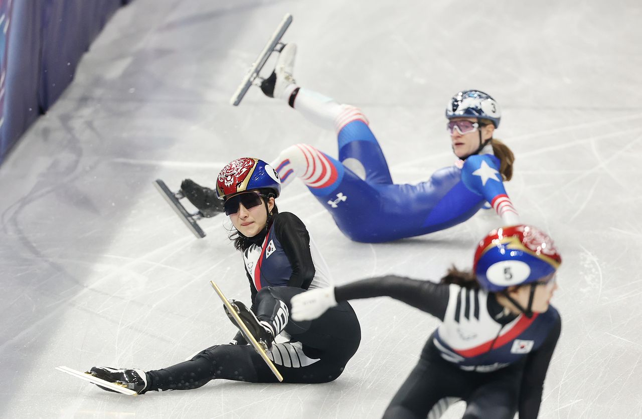 10일(현지시간) 이탈리아 밀라노 아이스스케이팅 아레나에서 열린 2026 밀라노·코르티나담페초 동계올림픽 쇼트트랙 혼성계주 준결승에서 한국 김길리가 미국 커린 스토더드 에 의해 넘어지고 있다. 연합뉴스