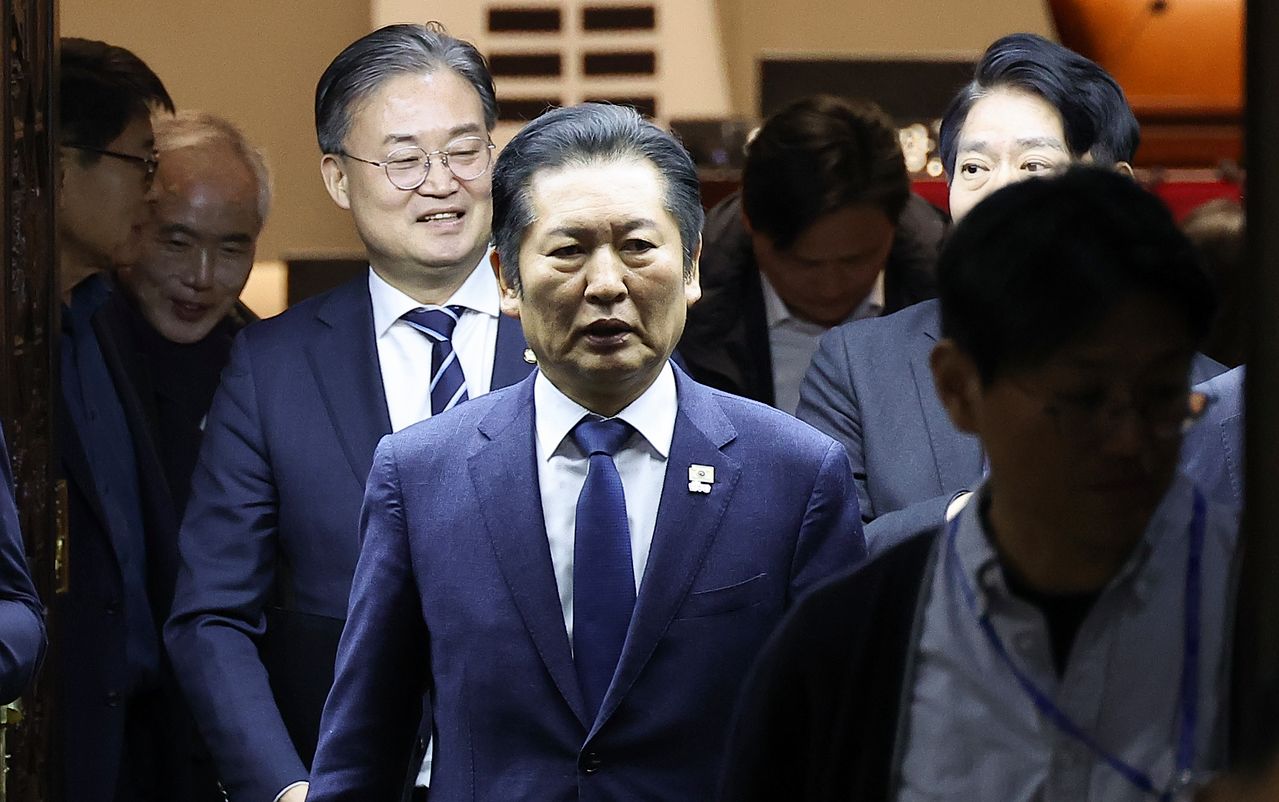 정청래 더불어민주당 대표(가운데)가 10일 국회에서 비공개 의원총회를 마치고 이동하고 있다. 임현동 기자