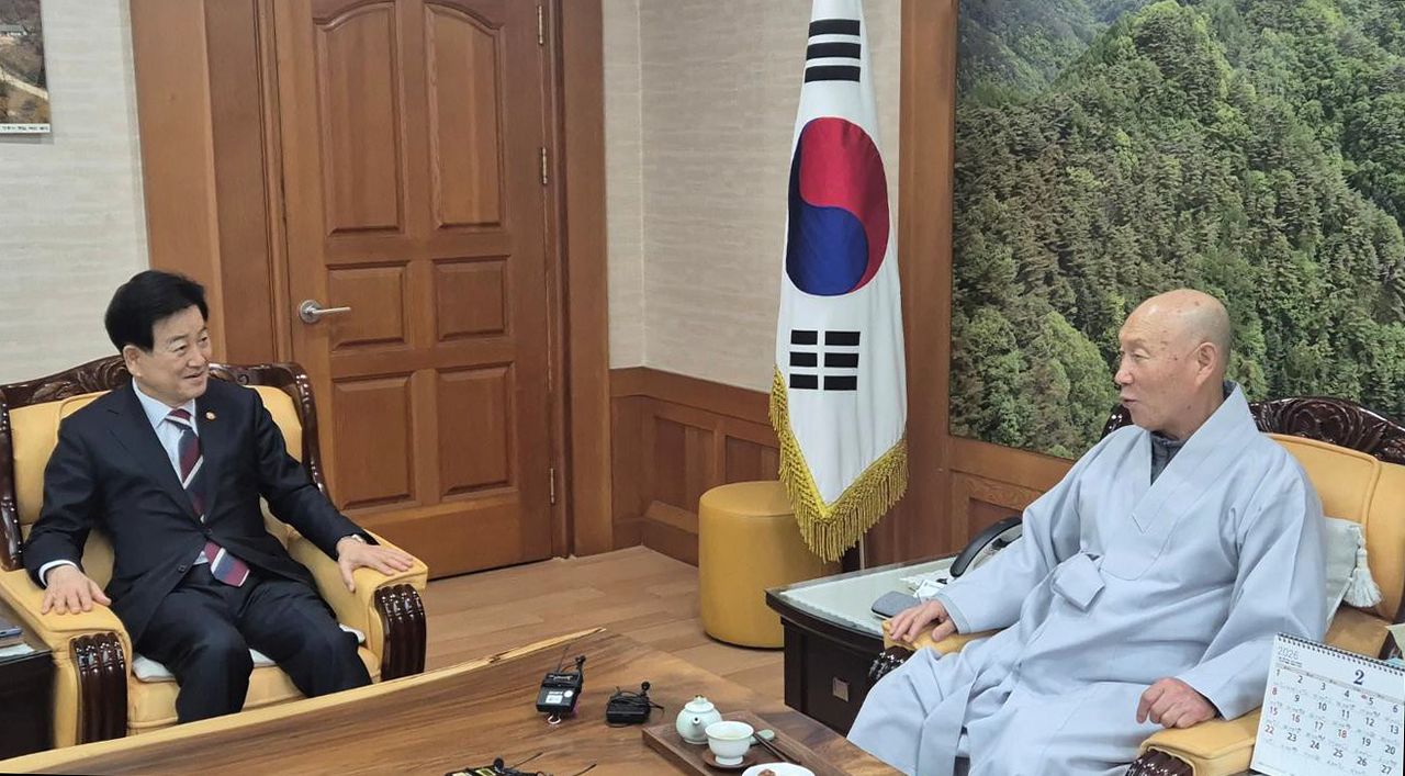 정동영 통일부 장관이 11일 서울 서초구 관문사에서 대한불교천태종 총무원장 덕수스님을 예방하고 있다. 사진 통일부