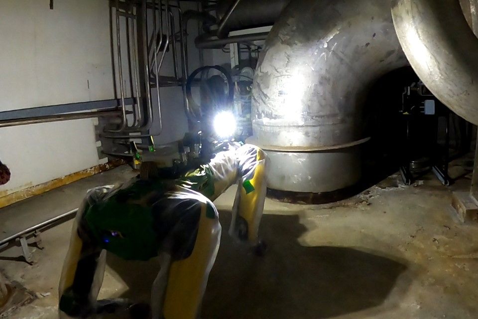 보스턴다이내믹스의 4족 보행 로봇개 ‘스팟’이 영국 핵시설 해체현장을 순찰하는 모습. 사진 현대차그룹