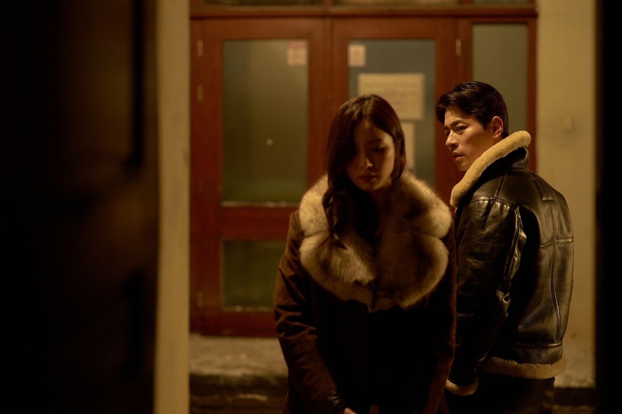 영화 '휴민트' 스틸컷. 블라디보스토크에서 잊지 못한 연인 채선화(신세경)을 만난 북한 보위부 조장 박건(박정민)이 대화를 마친 뒤 차갑게 돌아서는 채선화를 바라보고 있다. [사진 NEW]