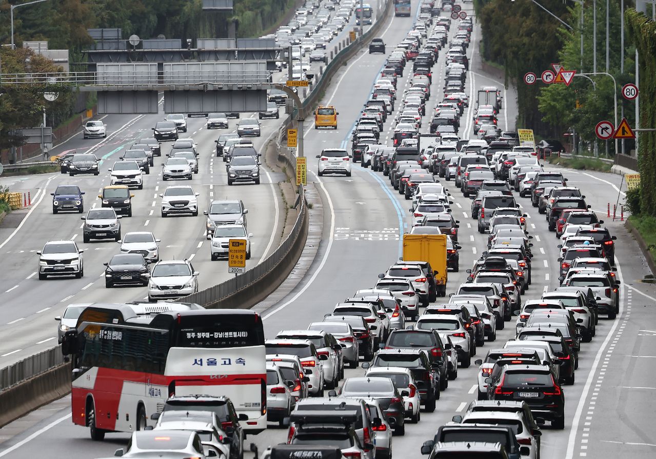 추석 다음 날인 지난해 10월 7일 서울 서초구 잠원IC 인근 경부고속도로 상행선(왼쪽)·하행선 방향 차량들이 서행하고 있다. 뉴스1