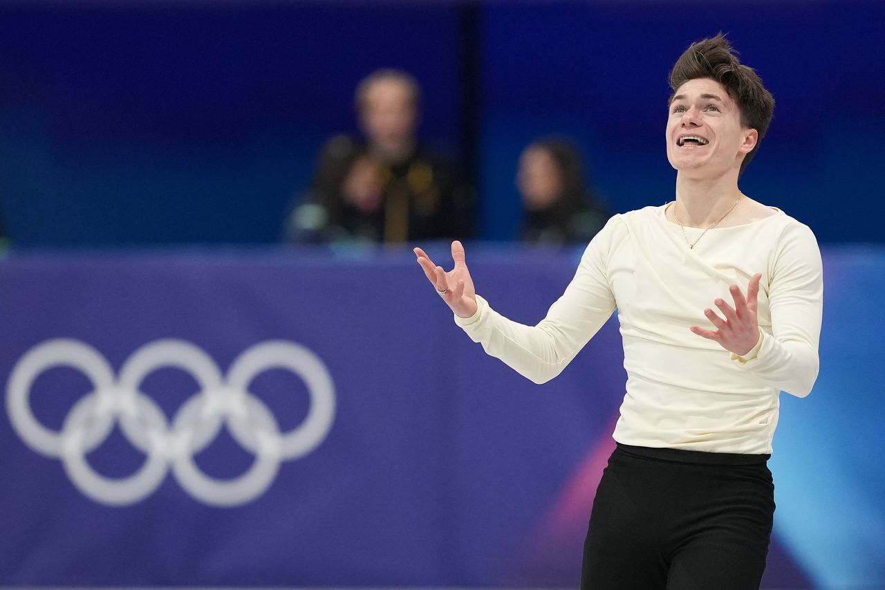 막심 나우모프(미국)가 10일(현지시간) 이탈리아 밀라노에서 열린 2026 밀라노·코르티나담페초 동계올림픽 피겨스케이팅 남자 싱글 쇼트프로그램에서 연기를 펼치고 있다. AP=연합뉴스