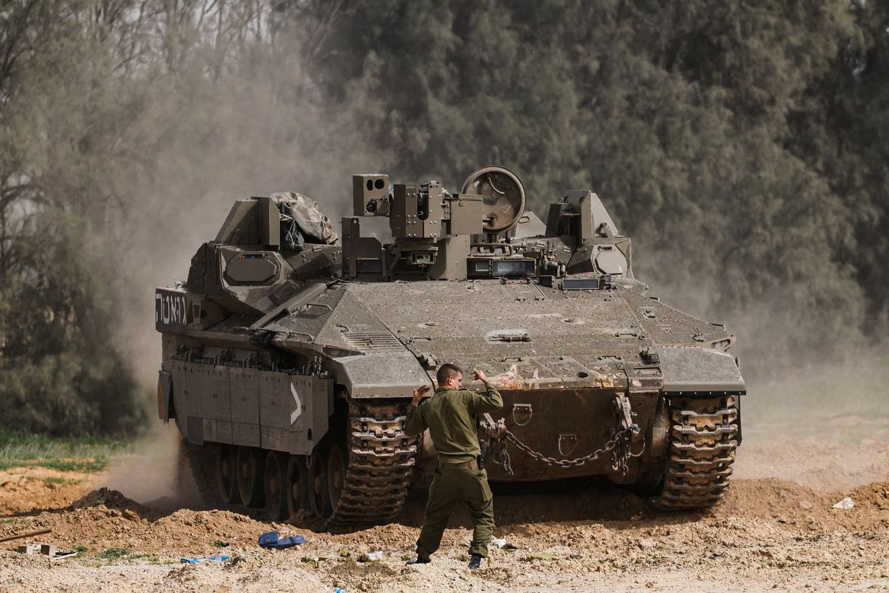 지난 2일 가자지구 남부에서 한 이스라엘 군인이 장갑차 운행을 도와주고 있다. 로이터=연합뉴스