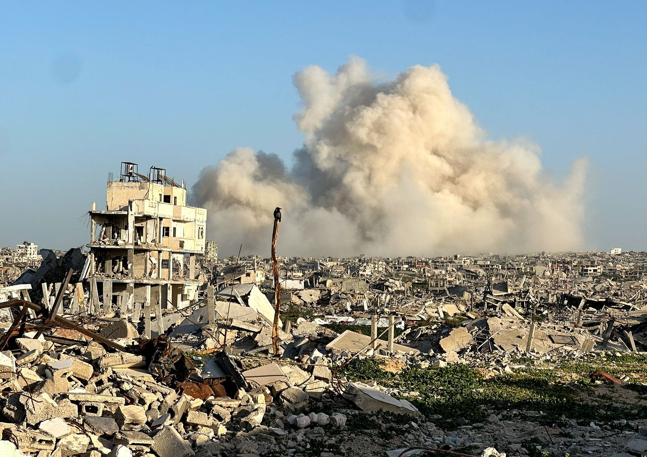 10일(현지시간) 팔레스타인 가자 지구 남부 칸유니스에서 이스라엘이 통제하는 '옐로 라인'(정전선) 구역 내에서 폭발이 일어난 뒤 연기가 피어오르고 있다. 로이터=연합뉴스