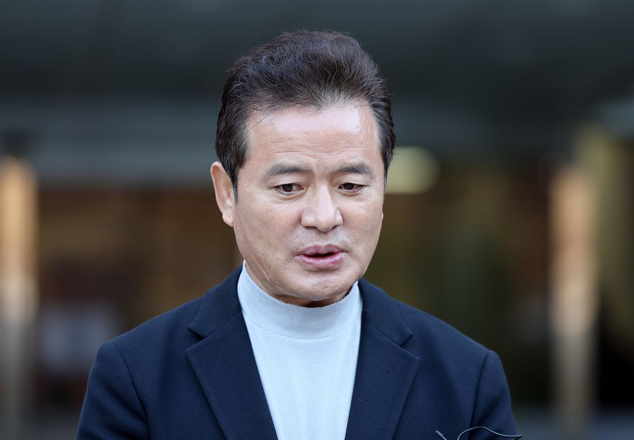 임종성 전 의원이 지난해 12월 18일 서울 서초구 서울고법에서 열린 정당법 위반 2심 선고에서 무죄를 선고 받은 뒤 취재진 질문에 답하고 있다. 임 전 의원은 이날 정당법 위반 등 혐의에 대한 항소심에서 무죄를 선고받은 뒤 서울고법을 나서면서 ‘통일교 금품 수수 의혹’ 관련 “그런 적 없다”고 관련 사실을 부인했다. 명품시계 수수 의혹 관련해서도 “시계를 원래 안찬다”고 답하기도 했다. 뉴스1