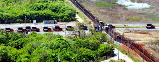 사고 이후 한국에서 보낸 구호물자 트럭이 경의선 철길 옆 도로를 따라 남방한계선을 넘어 북으로 향하고 있다. [중앙포토]