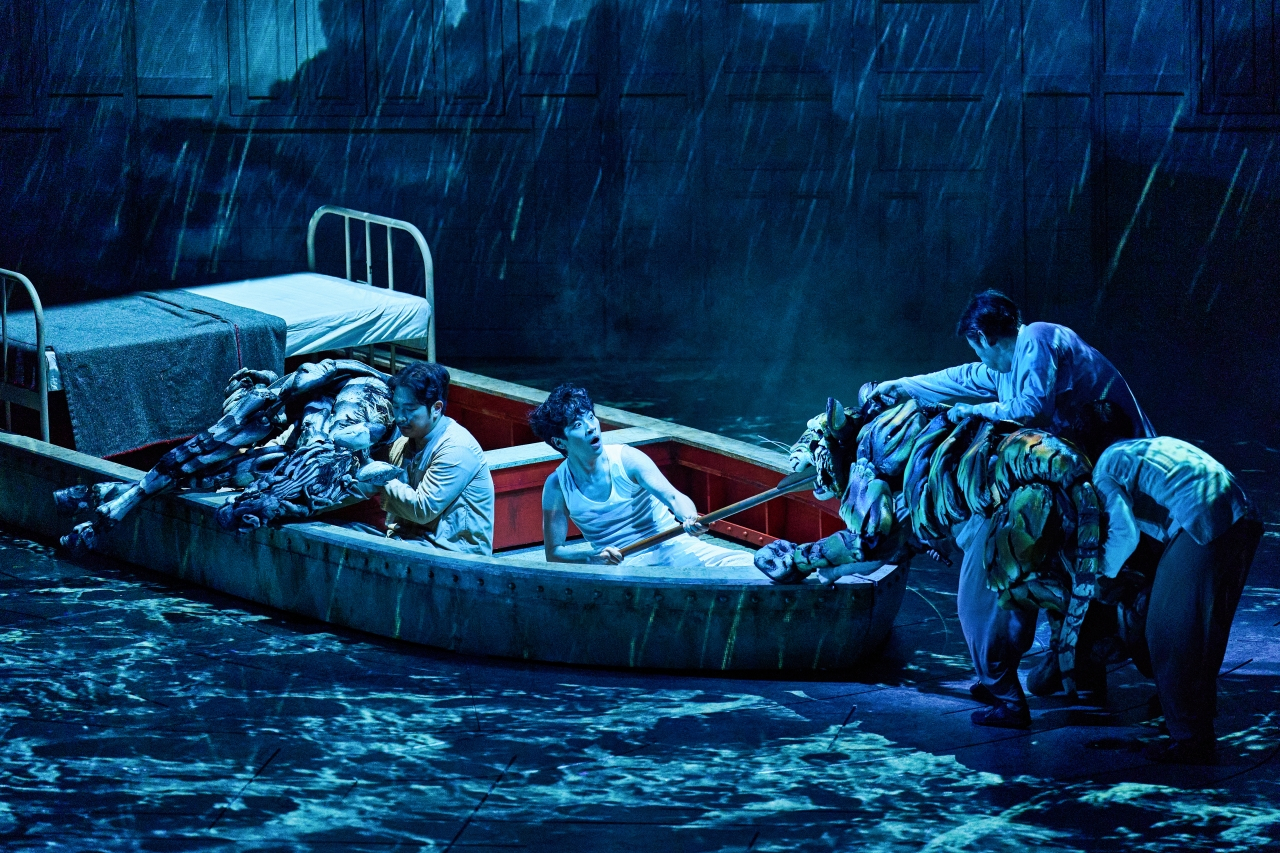 연극 ‘라이프 오브 파이’ 공연 모습. 사진 제작사