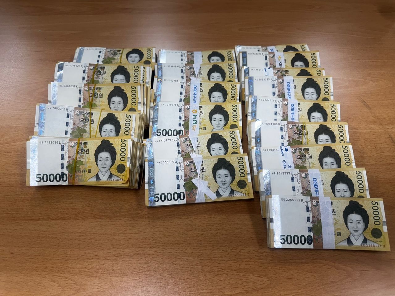 경찰이 투자사기 조직에게서 압수한 현금. 사진 경기북부경찰청