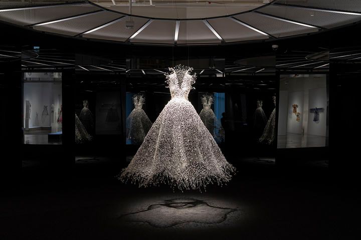 금기숙. ‘백매(白梅)’, 2024, 철사, 비즈, 직물. [사진 서울공예박물관]