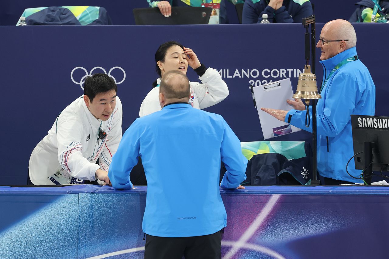 심판진과 대화 나누는 김민정 코치   (밀라노=연합뉴스) 서대연 기자 = 10일(현지시간) 이탈리아 밀라노 아이스스케이팅 아레나에서 열린 2026 밀라노ㆍ코르티나담페초 동계올림픽 쇼트트랙 혼성계주 준결승에서 김길리가 미국팀과 충돌해 넘어지자 경기가 끝난 뒤 김민정 코치가 심판진과 대화를 나누고 있다. 2026.2.10   dwise@yna.co.kr (끝)  〈저작권자(c) 연합뉴스, 무단 전재-재배포, AI 학습 및 활용 금지〉