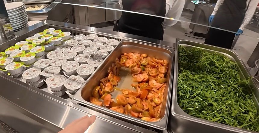 곽윤기 JTBC 해설위원은 지난 9일 유튜브 채널 '꽉잡아윤기'를 통해 2026 밀라노·코르티나담페초 동계올림픽 선수촌 식당 내부를 소개했다. 유튜브 캡처