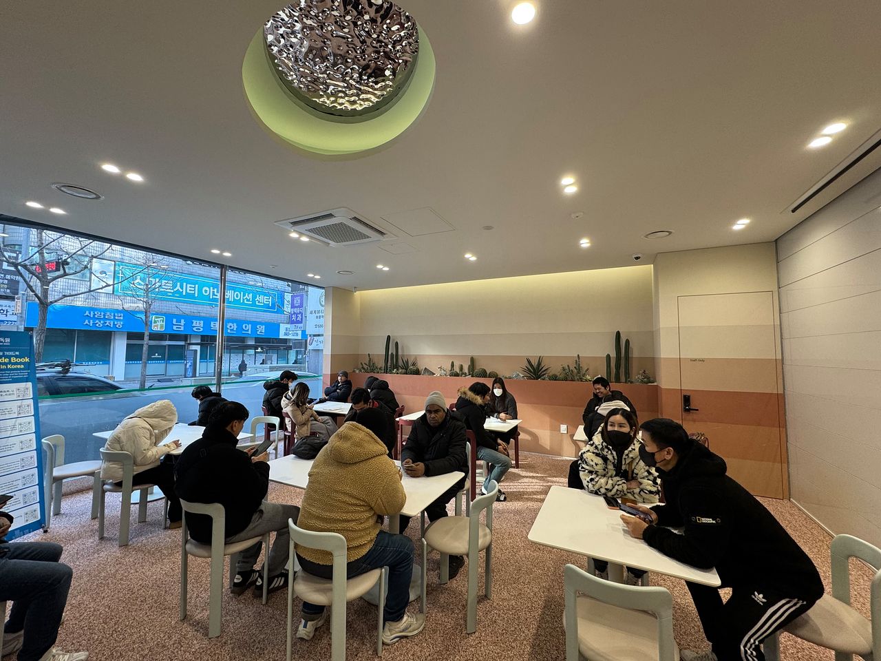 지난 8일 은행 오픈 전 대기표를 뽑고 기다리는 외국인 고객. 김원 기자