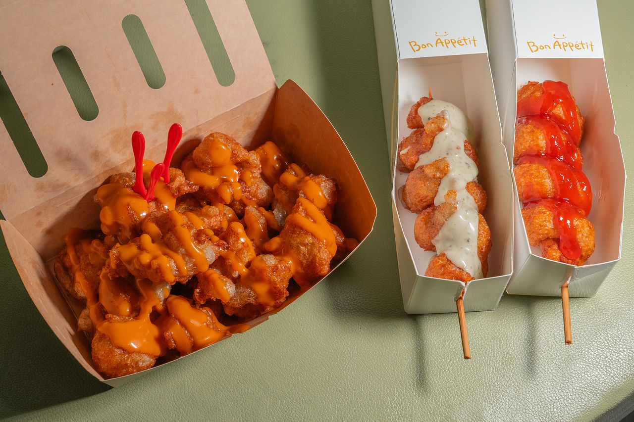 컵 길감자와 소세지 길감자. 매콤한 불닭마요 소스를 비롯해 다섯 가지 소스를 고를 수 있다. 백종현 기자