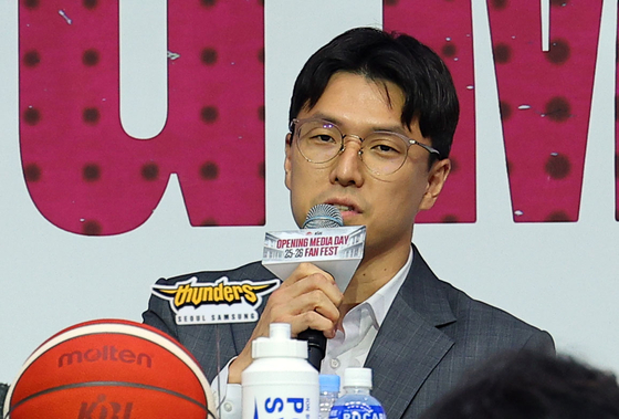 개인사유로 경기에 지각 출근한 삼성 김효범 감독. 연합뉴스