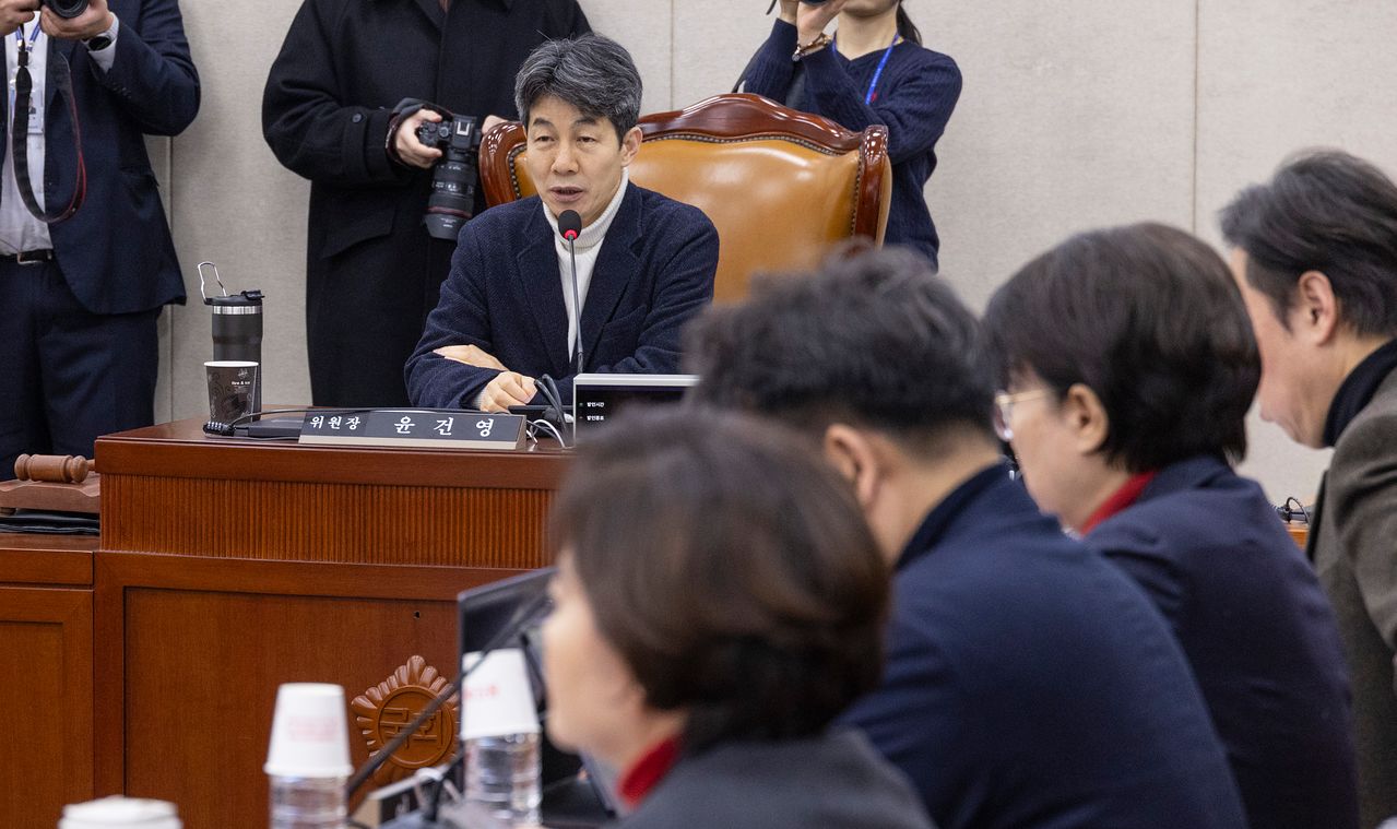윤건영 국회 행정안전위원회 법안심사제1소위 위원장이 10일 국회에서 열린 행안위 법안소위에서 안건을 설명하고 있다. 연합뉴스 