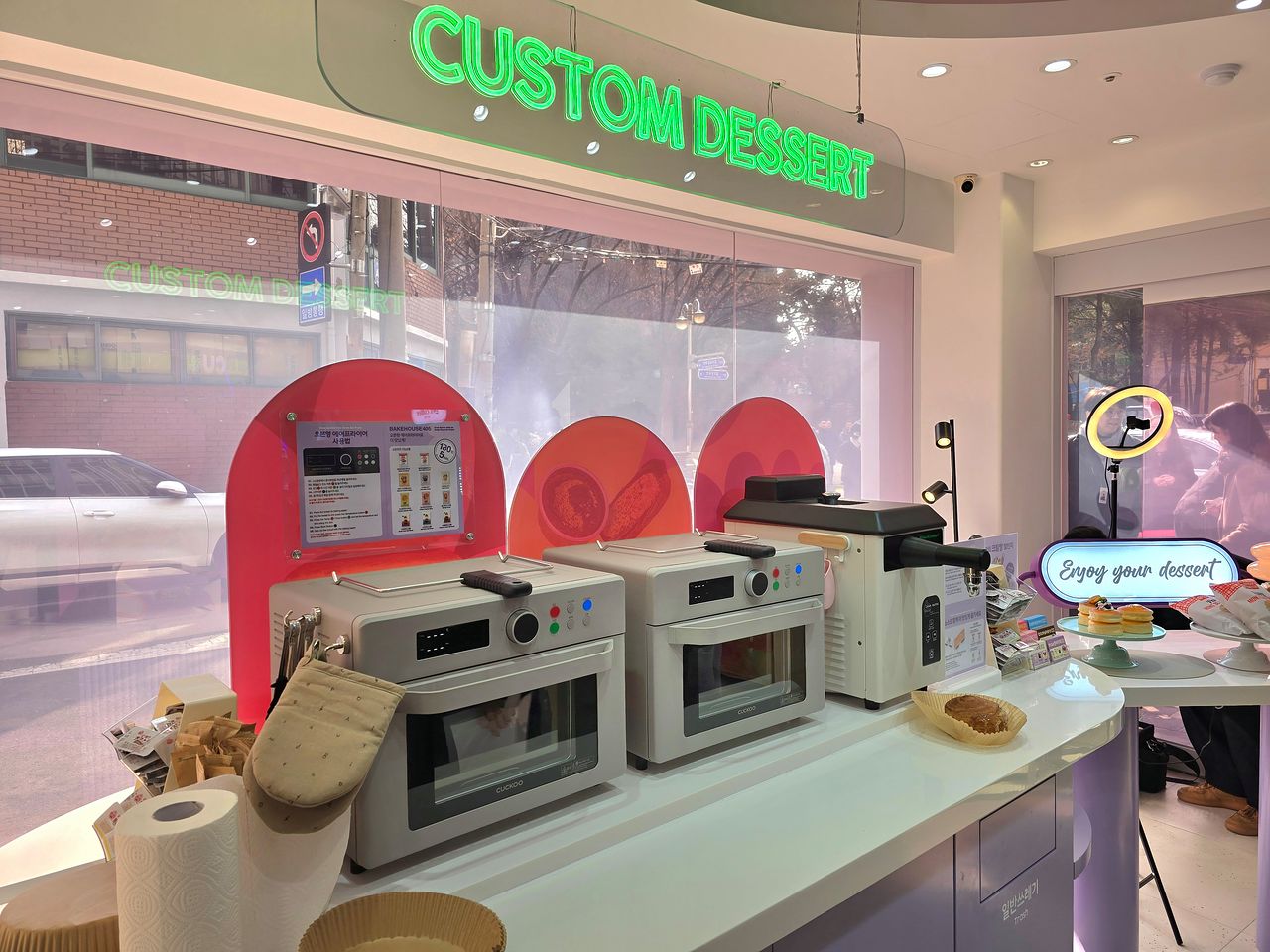 12일 서울 성동구 성수동에 위치한 CU 성수디저트파크점에 오븐형 에어후라이기와 휘핑크림 디스펜서가 진열돼있다. 노유림 기자