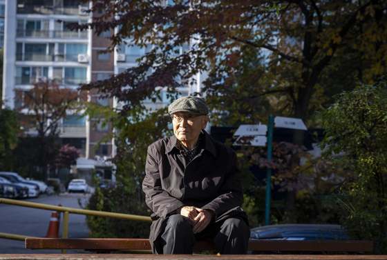 황동규 시인이 서울 동작구 자택 인근에서 중앙일보와 인터뷰를 하고 있다. 장진영 기자