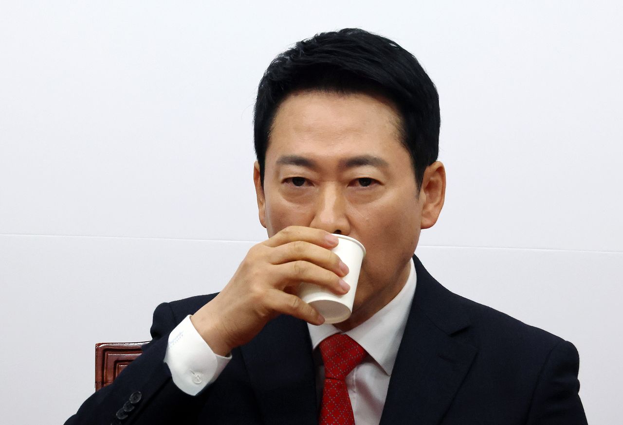 장동혁 국민의힘 장대표가 12일 국회에서 열린 최고위원회의에서 물을 마시고 있다. 연합뉴스